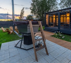 Коттедж с двумя спальнями и купелью в Black Village Family