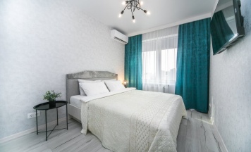 Двухместные апартаменты с балконом и с видом на город двуспальная кровать в Квартира в центре Минска, метро Ковальская слобода!