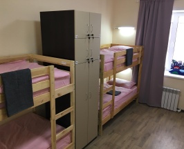 Кровать в 8-местном общем женском номере в Оригинал
