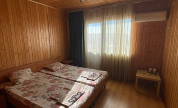 Двухместный номер эконом-класса с 2 односпальными кроватями в Парадиz