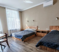 Номер комфорт с 1 односпальной и 1 двуспальной кроватью в Престиж