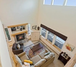 Коттедж с 4 комнатами в Quiet River *30 Day Minimum 4 Bedroom Townhouse by RedAwning
