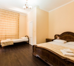 3х местный номер с балконом в Dream House