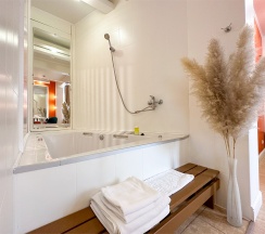 Orange Deluxe с джакузи в Палитра by richotels