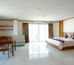 Двухместный номер Deluxe с видом на бассейн двуспальная кровать в Phu View Talay Resort