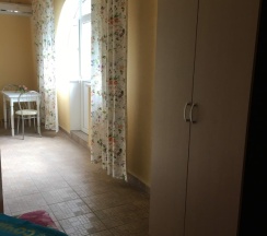 Апартаменты c 1 комнатой с балконом и с красивым видом из окна в Вилла Акация