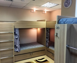 Кровать в общем номере с балконом в Хороший