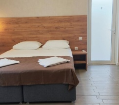 Четырехместный номер с выходом во двор в Amina