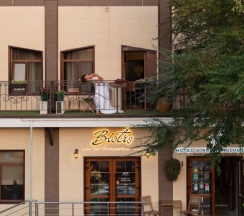 Люкс с балконом, гидромассажной ванной и видом на город в V Hotel&Rooftop lounge