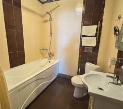 Трехкомнатные апартаменты с кухней (мансардный 4 этаж) в Парадейсон