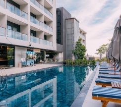 Одноместный номер Premier с балконом и с видом на океан двуспальная кровать в Hotel Ikon Phuket