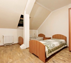 Кровать в общем номере с красивым видом из окна в Атлантида