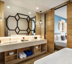 Семейный номер Premier с балконом и с видом на море в Avista Grande Phuket Karon - MGallery