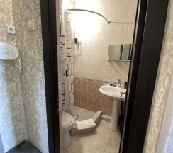 Трехместный номер стандарт с открытым балконом и боковым видом на море в Joy apartments