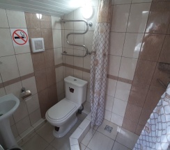 07. Трехместная комната (стандарт). 2 отдельные кровати + кресло в Левладиа.ру