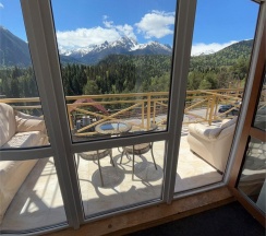 Люкс с панорамным видом на горы в Шатун