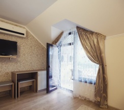 Полулюкс с балконом в Melissa