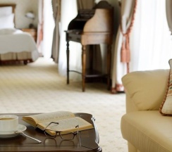 Номер полулюкс делюкс с 1 двуспальной кроватью в Барский флигель