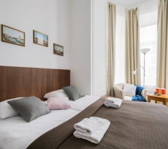 Двухместный номер с эркером и общей ванной комнатой (дабл или твин) в Алиса