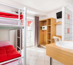 Кровать в общем номере в Bastille Hostel
