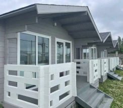 Четырёхместный коттедж с видом на бассейн в By the sea