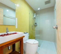 Двухместный номер Deluxe с балконом двуспальная кровать в La Vista Patong Hotel