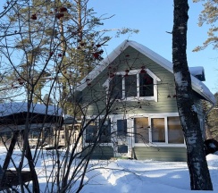 Двухэтажный дом с видом на реку, сад и горы в Дагар