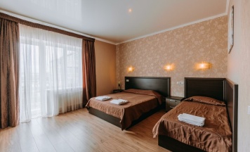 Улучшенный стандарт трехместный с балконом в Монарх