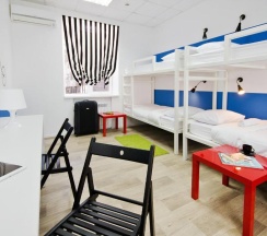 Кровать в 4-местном общем мужском номере в Maxi House