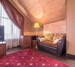 Двухместный полулюкс Мансарда с красивым видом из окна двуспальная кровать в Театр