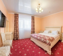 Двухместный люкс с балконом (двуспальная кровать) в Red hotel