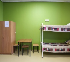 Кровать в общем номере с красивым видом из окна в Пётр первый