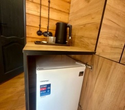 Коттедж с балконом и с красивым видом из окна в Хвоя Cottage House