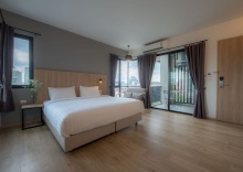 Люкс с балконом в Mii Hotel Srinakarin