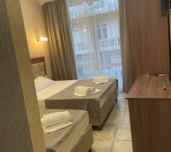 Трёхместный номер Deluxe с балконом и с красивым видом из окна в Артика