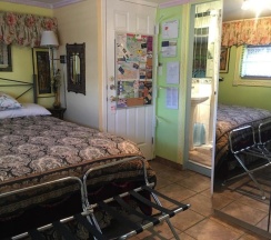 Двухместный номер Standard с видом на сад двуспальная кровать в Diana's Luxury Bed and Breakfast