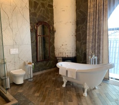 Комната в замке с одной кроватью и ванной в Валерия