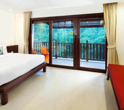 Четырёхместный номер Deluxe с видом на бассейн в Arinara Beach Resort Phuket