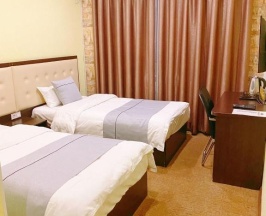 Бюджетный номер с двумя кроватями без окна в Корона