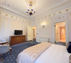 Люкс "Дворянский" с видом на Строгановский дворец и реку Мойку в Taleon Imperial Hotel