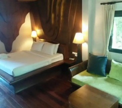 Двухместная вилла с красивым видом из окна двуспальная кровать в Bura Resort, Chiang Rai