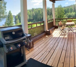 Коричневый дом с видом на озеро в Forrest Lodge Karelia