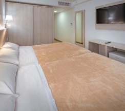 Двухместный номер с видом на бассейн двуспальная кровать в Hotel Best Lloret Splash