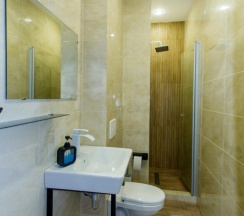 Четырёхместные апартаменты Дуплекс с красивым видом из окна в Валентина