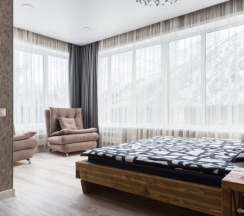 Номер с кроватью размера «king-size», видом на горы и бассейн в Mary and Bears