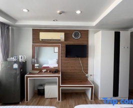 Двухместный номер Deluxe с частичным видом на море 2 отдельные кровати в The Beach Front Resort Pattaya  - SHA Plus