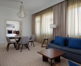 Двухместный люкс Vice-Presidential Republic Square View двуспальная кровать в Armenia Marriott Hotel Yerevan