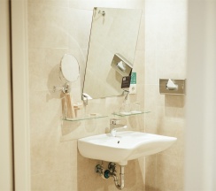 Номер для людей с ограниченными возможностями в Кортъярд Марриотт Сочи Красная Поляна