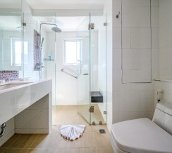 Люкс Luxury с 2 комнатами с балконом в Andaman Beach Suites Hotel