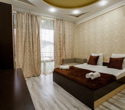 Трёхместный номер с видом на горы и сад в Skayfom